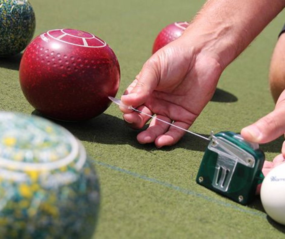 Bowls игра. Игра в Боулз. Боулз мяч. Lawn Bowls. Газон боулинг.